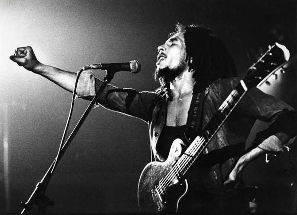 Bob Marley durante un espectáculo, Holanda 1977-1981. Actitud típica de Bob Marley.