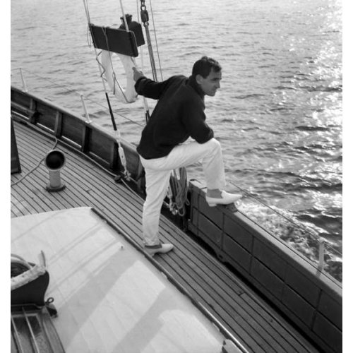 Charles Aznavour durante el Festival de Cannes el 9 de mayo de 1959 a bordo del "Bengali"