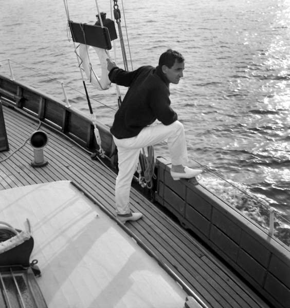 Charles Aznavour durante el Festival de Cannes el 9 de mayo de 1959 a bordo del "Bengali"