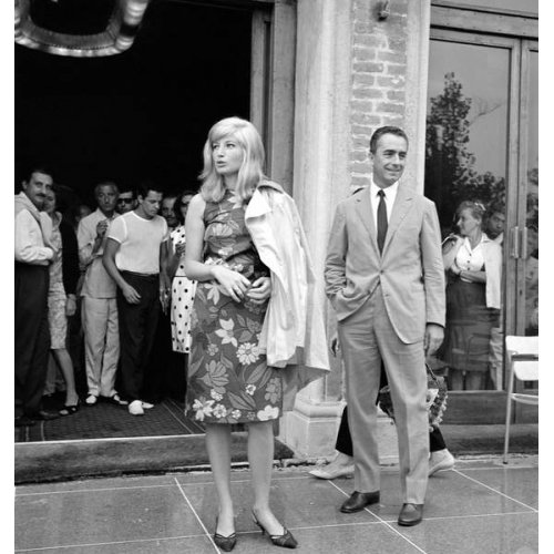 Comprar cuadro EL DIRECTOR MICHELANGELO ANTONIONI Y LA ACTRIZ MONICA VITTI EN EL FESTIVAL DE CINE DE VENECIA - 1962
