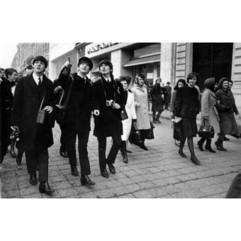 Miembros de The Beatles caminando por los Campos Elíseos, antes de la actuación en L'Olympia, París, el 15 de enero de 1964