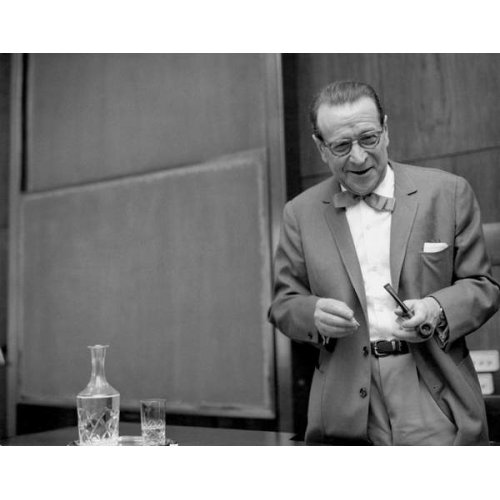 El escritor Georges Simenon en la Universidad Estatal de Milán