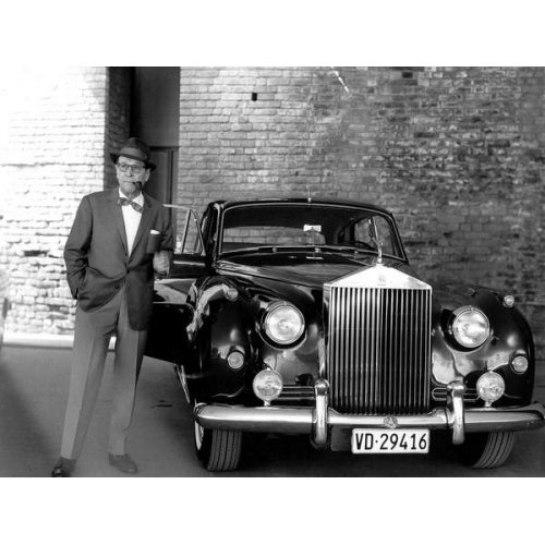 Retrato del escritor Georges Simenon con su Rolls Royce