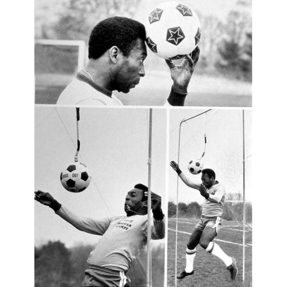 Entrenamiento del futbolista brasileño Pelé C. 1967