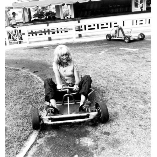 La actriz francesa Mireille Darc karting en Antibes, 1969