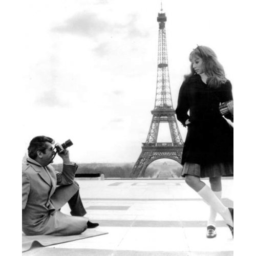 Mireille Darc frente a la Torre Eiffel