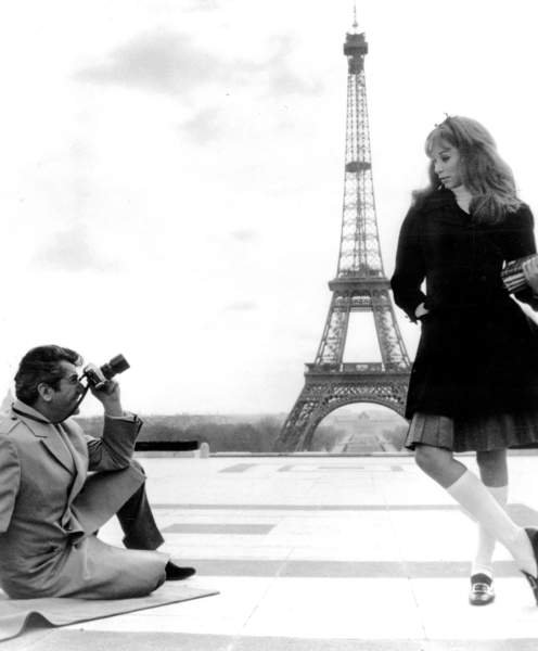 Mireille Darc frente a la Torre Eiffel