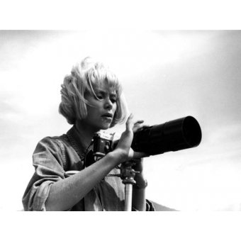 Mireille Darc fotografiando fotógrafos en París en 1967