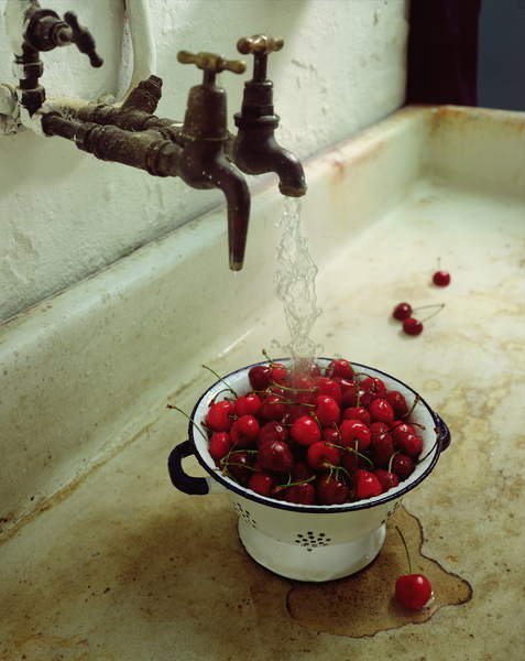 Cuadro -Washing cherries, 1988, Norman Hollands