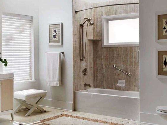 Cuadro alineado con elementos del baño